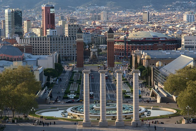 Barcelona City Stay Mixing Architecture, Coastline, and Late-Night Ease