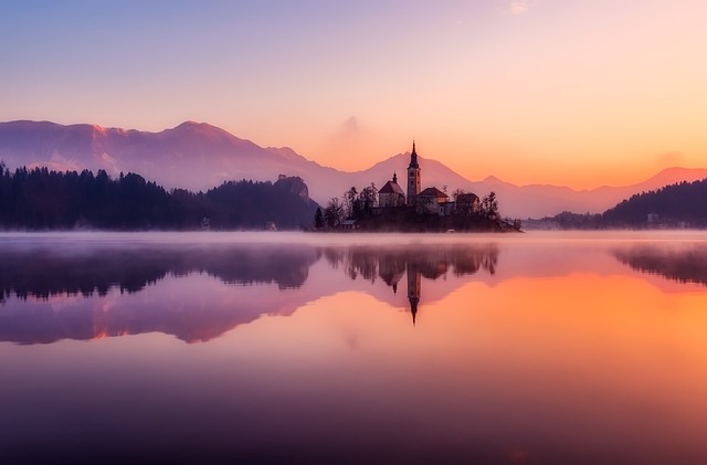 Bled Lakeside Rooms for Mirror Mornings and Alpine Quiet