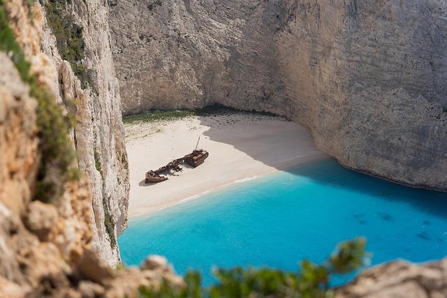 Blue coves and empty hours on Providencia far from fast travel