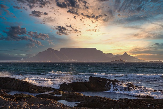 Cape Town Ocean Residence with Dramatic Lines and Quiet Prestige