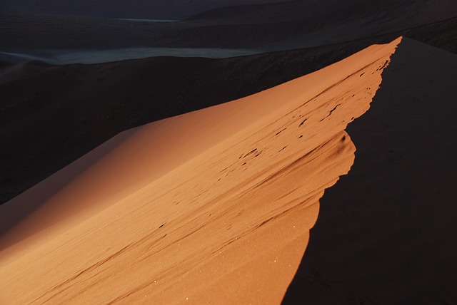 Duneglow travel through the UAE for skyline contrast and desert glamour