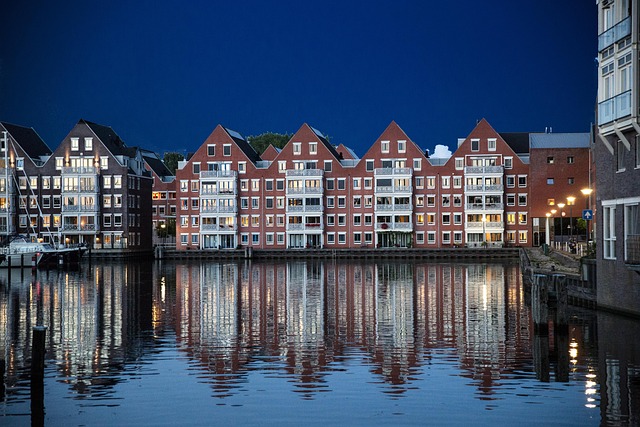 Dutch waterside retreat made for flat light and meditative calm