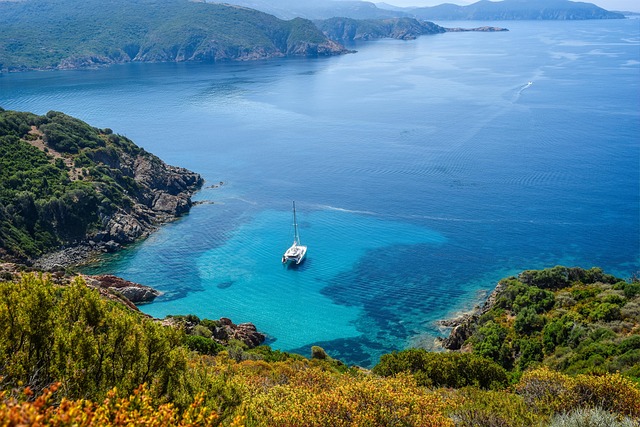 Island-blue wanders in Palawan for limestone beauty and clear-water peace