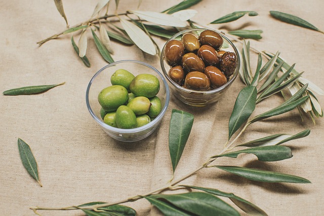 Mediterranean pauses in Mallorca between olive groves and cliffside cafés