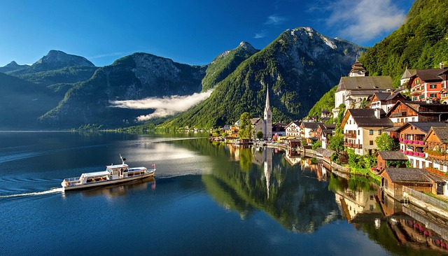 Storybook mountain breaks in Hallstatt for still mornings and timeless charm