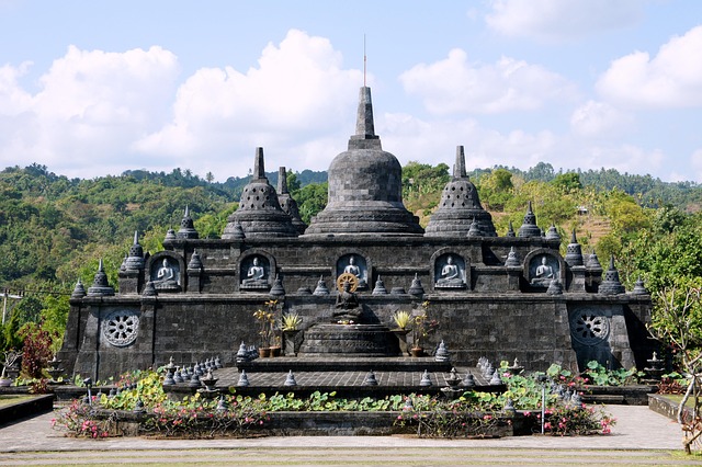 Tropical-calm journeys in Bali for temple paths and green silence