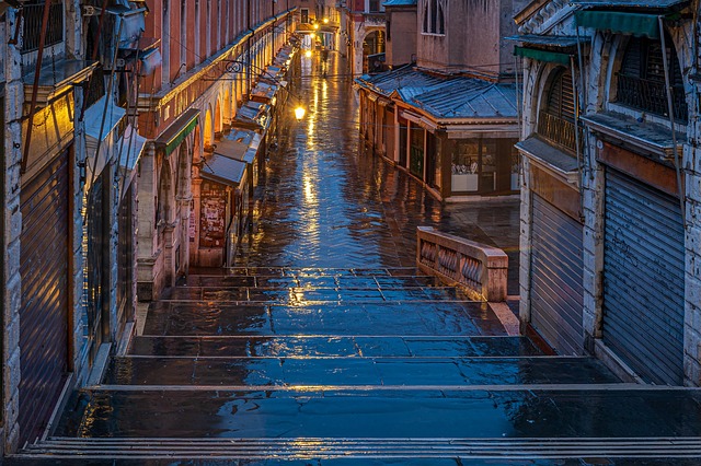 Venice Canal-Side Stay for Soft Reflections and Romantic Nights